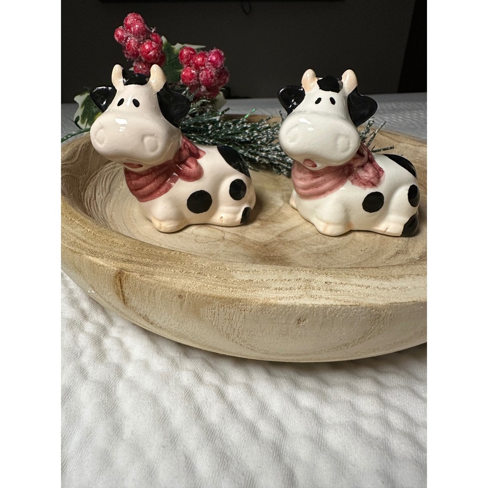 Ceramic Cow Salt and‎ Pepper Shakers, Farmhouse Decor, Collectible